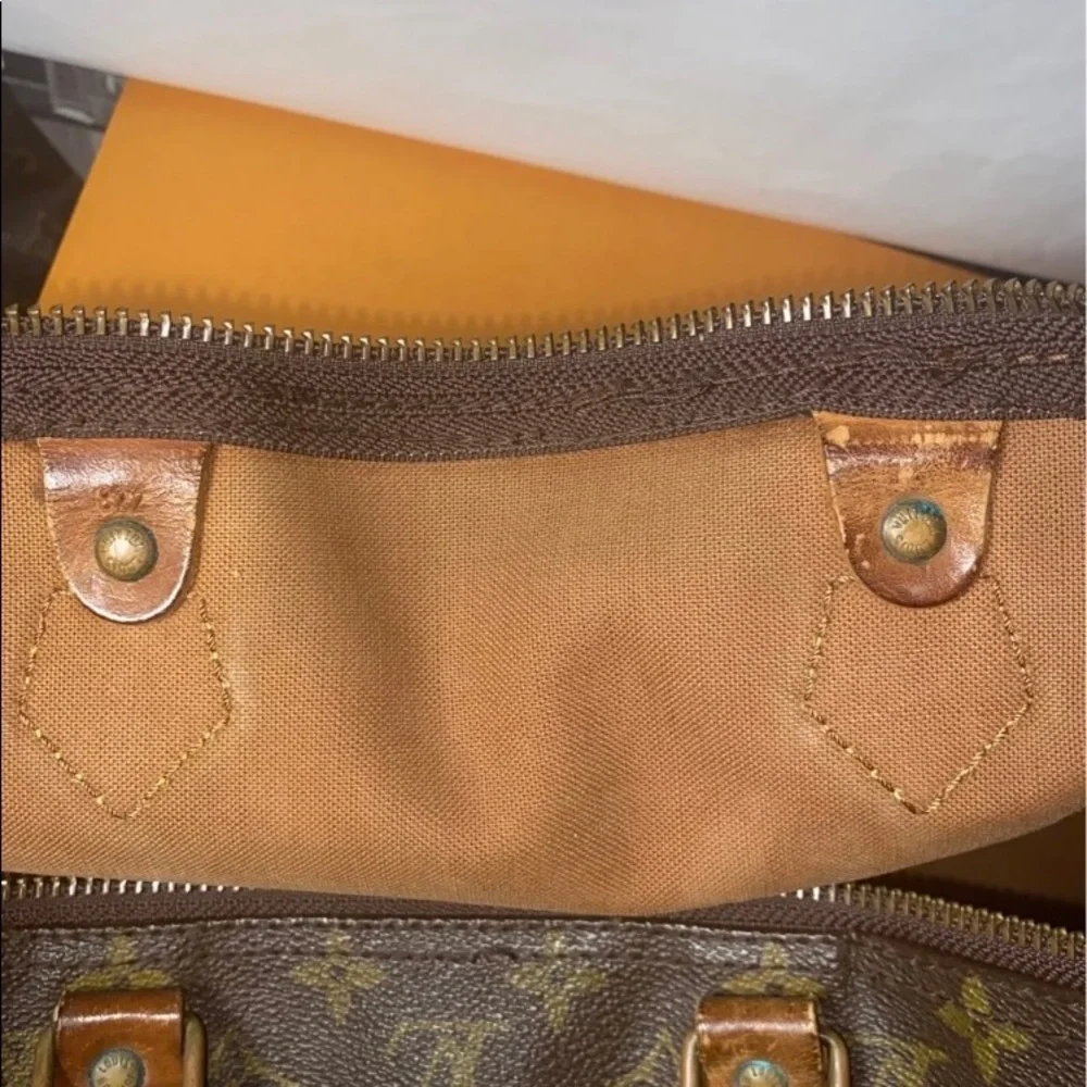 Authentic Louis Vuitton Monogram Speedy 40 - Picture 9 of 12